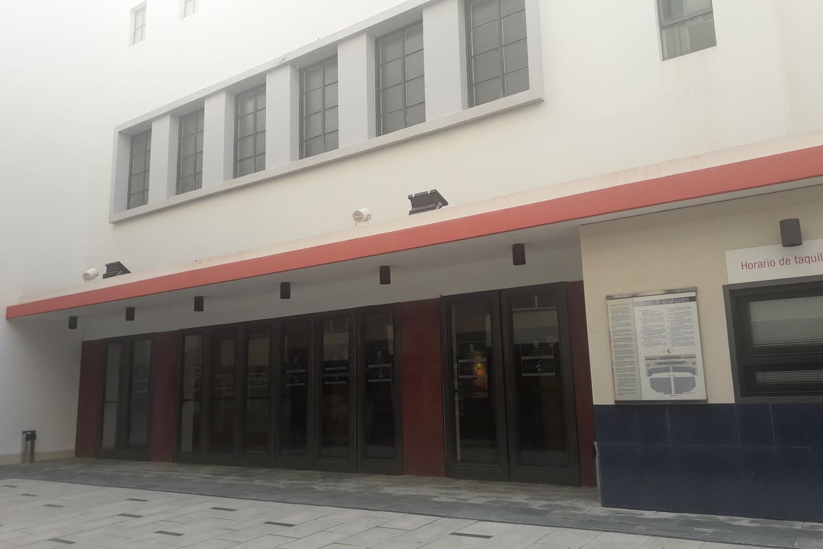 Entrada y taquillas del Teatro Cuyás, con su marquesina roja sobre las puertas de acceso