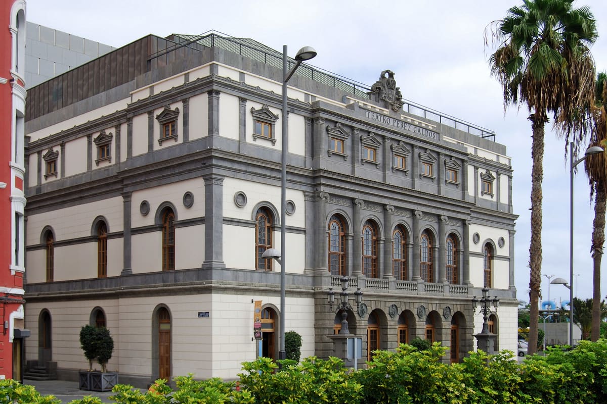 Fachada neoclásica del Teatro Pérez Galdós, con su nombre grabado en la cornisa, en el barrio de Triana